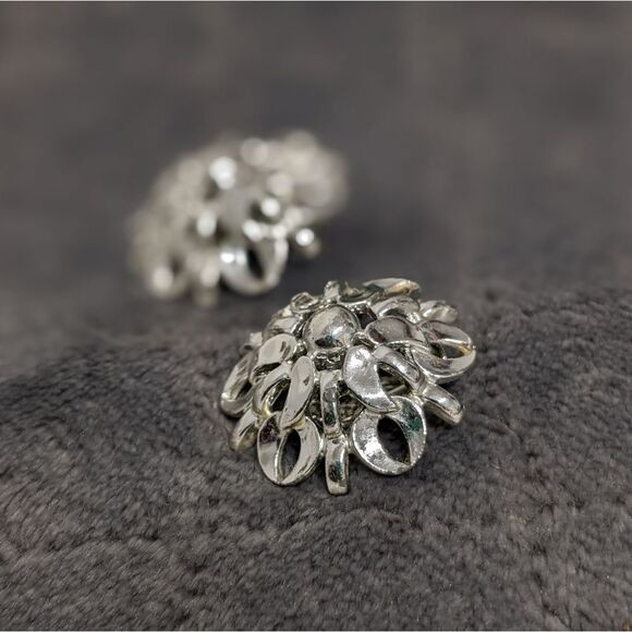 Vintage 80's Rhodium Plated Floral Motif Domed Clip Earrings - Picture 5 of 11